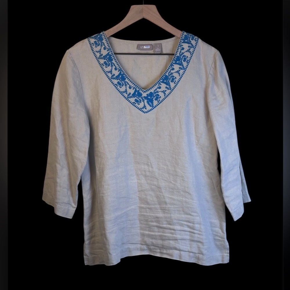 Chico’s 100% Linen Tan With Blue Embroidered V-Neck Top Size 1 (8/10)